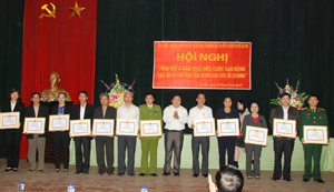 Các tập thể, cá nhân có nhiều thành tích trong 4 năm thực hiện CVĐ được BTV Huyện uỷ Lạc Sơn tặng giấy khen.